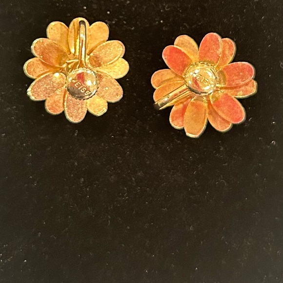 Weiss  Vintage Screw Back Earrings - Picture 5 of 6